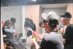 PP电子模拟器试玩在线-我们是冠军！孙铭徽在更衣室肆意开香槟庆祝夺冠